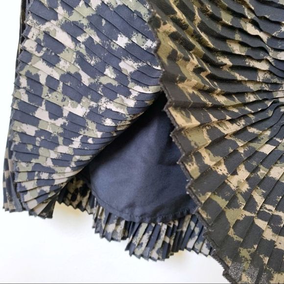 3/$30 H&M Pleated Mini - Picture 4 of 5